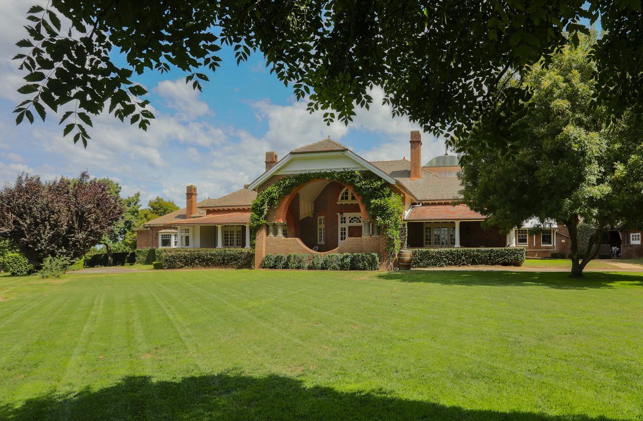 Petersons Armidale Winery And Guesthouse Bagian luar foto